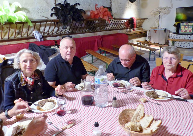 3_P1040987 (Clement).jpg - Repas exclusivement à base d'autruche...